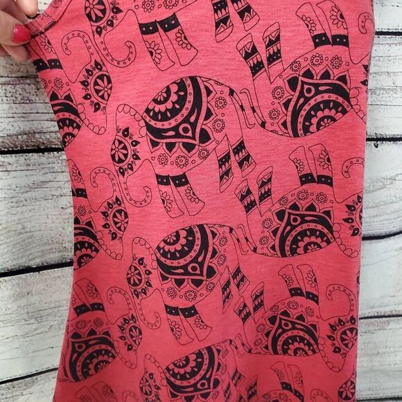 LuLaRoe Tank Top Women's M Red Elephant Print Sleeveless Shirt Soft Stretch Casu - Picture 2 of 6